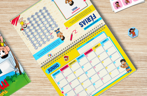 Crianças brincando com seu Planner Personalizado 2025 da Turma da Mônica
