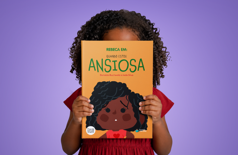 Crianças brincando com seus livros personalizados de Quando Estou Ansioso