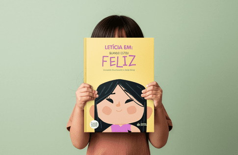 Crianças brincando com seus livros personalizados de Quando Estou Feliz