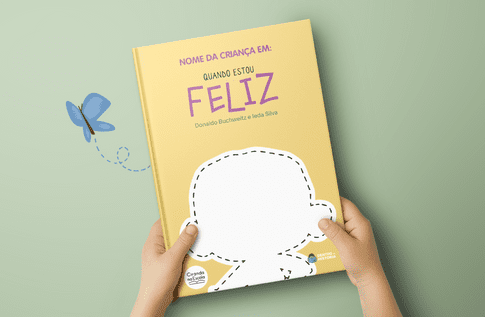 Crianças brincando com seus livros personalizados de Quando Estou Feliz