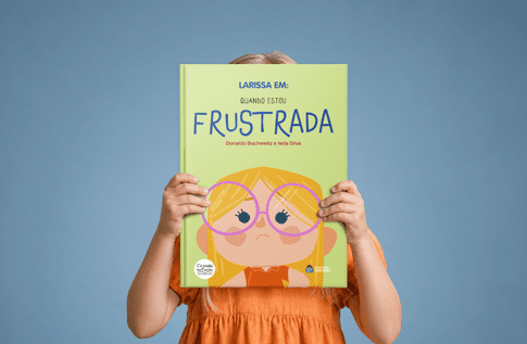 Crianças brincando com seus livros personalizados de Quando Estou Frustrado
