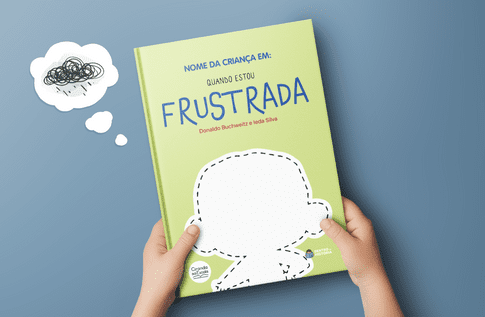 Crianças brincando com seus livros personalizados de Quando Estou Frustrado