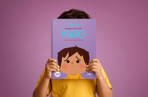 Crianças brincando com seus livros personalizados de Quando Estou com Medo