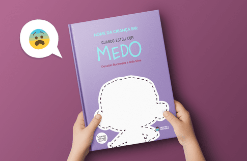 Crianças brincando com seus livros personalizados de Quando Estou com Medo