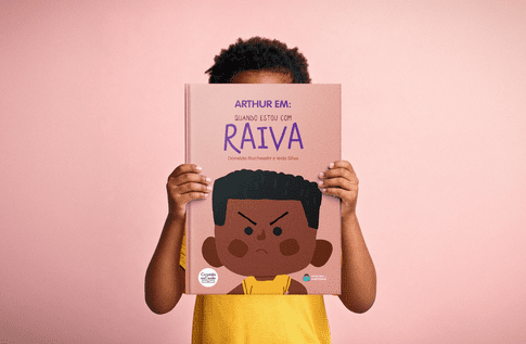 Crianças brincando com seus livros personalizados de Quando Estou com Raiva