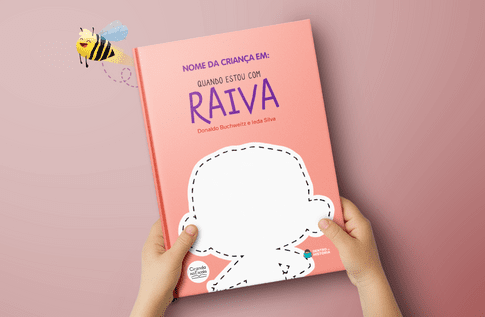 Crianças brincando com seus livros personalizados de Quando Estou com Raiva