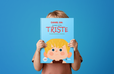 Crianças brincando com seus livros personalizados de Quando Estou Triste