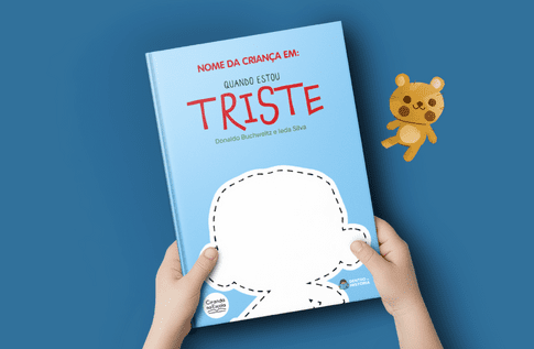 Crianças brincando com seus livros personalizados de Quando Estou Triste