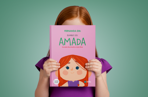 Crianças brincando com seus livros personalizados de Quando Sou Amado