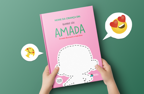 Crianças brincando com seus livros personalizados de Quando Sou Amado
