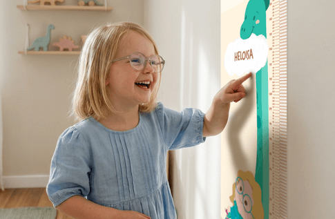 Crianças brincando com seus livros personalizados de Régua de Crescimento Personalizada de Braquiossauro, o Grande Dinossauro