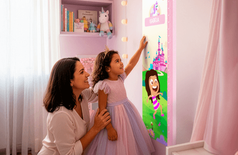 Crianças brincando com seus livros personalizados de Régua de Crescimento Personalizada “Reino Encantado”