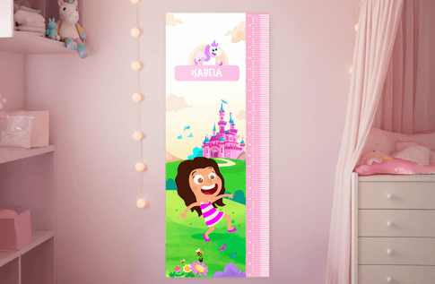 Crianças brincando com seus livros personalizados de Régua de Crescimento Personalizada “Reino Encantado”