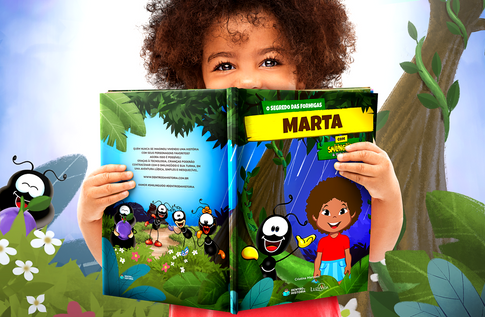 Crianças brincando com seus livros personalizados do Segredo das Formigas