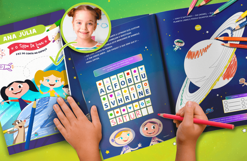 Crianças brincando com seus livros personalizados de Show da Luna - Faz de Conta no Espaço