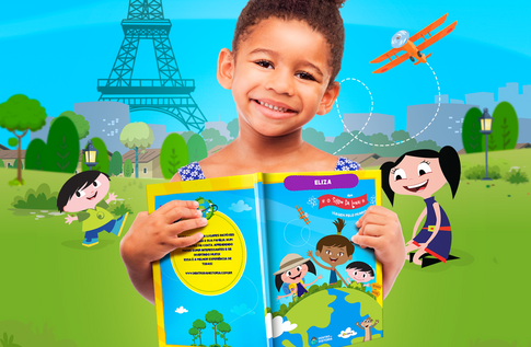 Crianças brincando com seus livros personalizados do Socioemocional - Viagem pelo Mundo