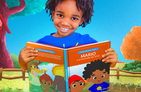 Crianças brincando com seus livros personalizados do Folclore no Sítio