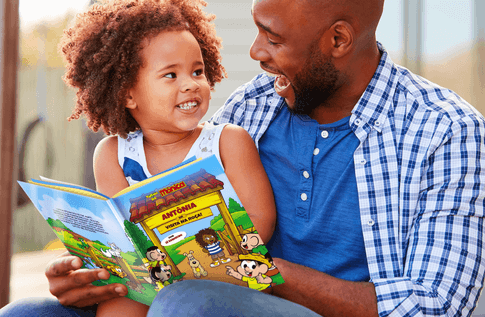 Foto de uma criança com seu livro personalizado das Turma da Mônica da Editora Dentro da História