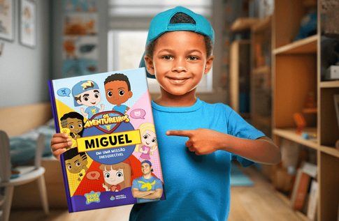 Crianças brincando com seus livros personalizados de Os Aventureiros em: Uma Missão Inesquecível