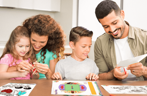 Crianças brincando com seus livros personalizados de A Verdadeira Surpresa de Páscoa