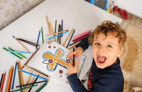 Crianças brincando com seus livros personalizados de A Verdadeira Surpresa de Páscoa