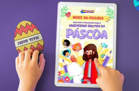 Crianças brincando com seus livros personalizados de A Verdadeira Surpresa de Páscoa