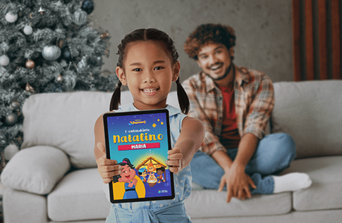 Crianças brincando com seus livros personalizados de O Calendário Natalino