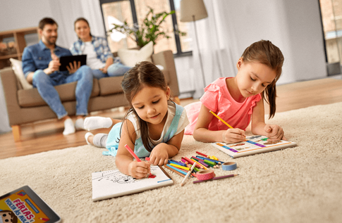 Crianças brincando com seus livros personalizados de Férias e volta às aulas