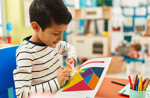 Crianças brincando com seus livros personalizados de Férias e volta às aulas