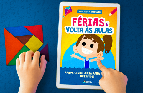 Crianças brincando com seus livros personalizados de Férias e volta às aulas