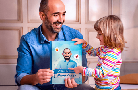 Crianças brincando com seus livros personalizados de Porque Eu te Amo, Papai