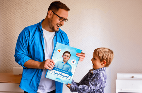 Crianças brincando com seus livros personalizados de Porque Eu te Amo, Papai