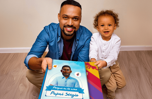 Crianças brincando com seus livros personalizados de Porque Eu te Amo, Papai