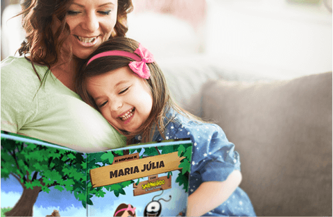 Uma mãe e sua filha lendo juntas o livro personalizado do Smilinguido & Sua Turma