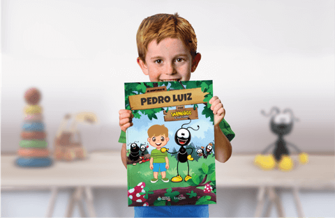Foto de uma criança com seu livro personalizado do Smilinguido & sua Turma da Editora Dentro da História